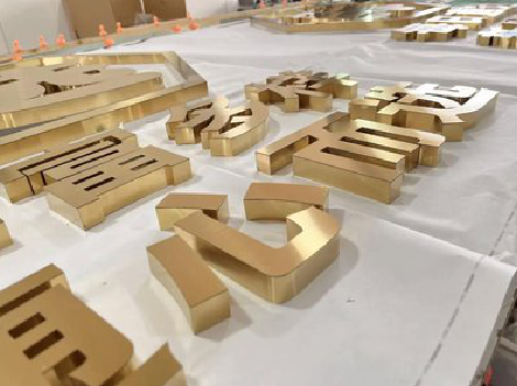 德宏拉丝不锈钢字的特点。